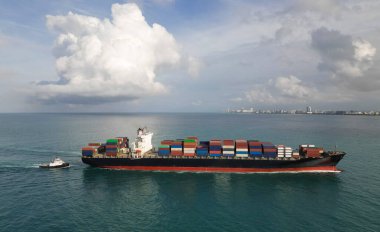 Konteyner gemisi. Nakliye lojistiği. Ticari nakliye. Kargo gemisi denizde, hava manzaralı. Kargo gemisinde nakliye konteynırı. Hava görüntülü kargo gemisi limana giriyor. Kargo işi. Nakliye endüstrisi.