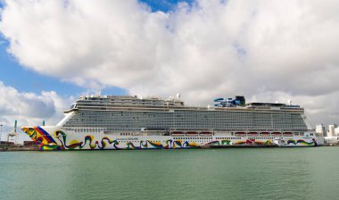 Miami, Florida, ABD - 03 Kasım 2024: Norveç yolcu gemisi yolculuğu. Yaz tatilinde gemi turu. Norveçli gemi şirketi. Gemi turu ve deniz seyahati. NCL gemisi. Seyahat kavramı.