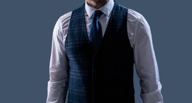 Formalite icabı iş adamı. Kesik manzaralı. Zarif terzilik yeleği giymiş bir iş adamı. Resmi takım elbise ve kravat izole edilmiş. Erkek giyim kuşamı. Bespoke takımı. Resmi erkek giyim konsepti. Terzi Giysileri.