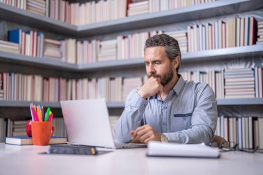 Öğretmenler günü. Öğretmen çevrimiçi eğitim sunuyor. Online okul eğitimi. Estonya 'da dersteydim. Dijital sınıf. Sınıfta öğretmenin online eğitimi. Dijital eğitim.