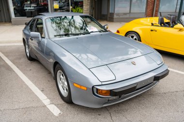 Chicago, Illinois - 29 Eylül 2024: klasik Porsche 944 gümüş rengi. Sokakta park edilmiş klasik Porsche 944. Köşeden bak. Retro Porsche 944 Chicago 'da