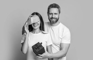 Sevgi dolu adam Sevgililer Günü için hediye veriyor. Sürpriz kadına hediye kutusu. Sevgilisinden hediye alan kız arkadaşı. Sevgililer Günü çifti. Birbirine aşık bir çift. Kadınlar günü hediyesi..