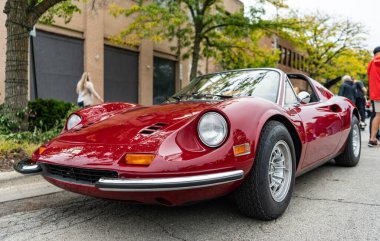 Chicago, Illinois - 29 Eylül 2024: Klasik 1974 Ferrari Dino 246 GTS kırmızı rengi. 1974 model Ferrari Dino 246 GTS sokağa park edilmiş. Ön manzara. 1974 Ferrari Dino 246 GTS Chicago 'da