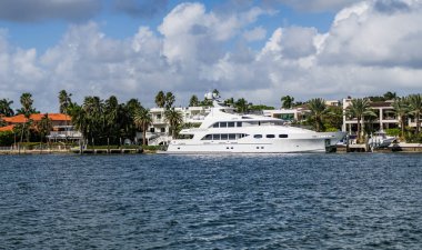 Miami, Florida, ABD - 01 Kasım 2024: lüks yaşam tarzı. Yaz tatili. Denizde yat. Sefer teknesi denizde yüzüyor. Sürat teknesi. Denizde lüks tekne motorlu yatı. Tekne turizmi. Deniz gezisi.