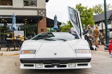 Chicago, Illinois - 29 Eylül 2024: Lamborghini Countach beyaz rengi. Lamborghini Countach sokağa park etmiş. Köşeden bak. Chicago 'da lüks Lamborghini Countach