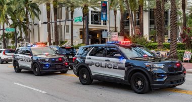 Miami, Florida, ABD - 18 Kasım 2024: Sokaktaki polis arabası. Acil 911 servisi. 911 'in acil durum aracı. Polis arabası Ford Interceptor, Miami 'de, köşe manzaralı. Ford Önleyici.