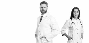 Beyaz önlüklü profesyonel doktor ve tıp kadını. İlaç ve sağlık sigortası. Hastanedeki doktor. Tıp alanında iki doktor. Steteskobu olan doktor beyaza izole edilmiş. Boşluk afişini kopyala.