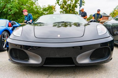Chicago, Illinois - 29 Eylül 2024: Ferrari 360 Spider siyah rengi. Ferrari 360 caddeye park etmiş. Köşeden bak. Lüks Ferrari 360 Chicago 'da