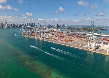 Miami, Florida - 4 Şubat 2025 Miami 'de kargo konteynırı, hava manzaralı. Nakliye konteynırı. Kargo konteynırlı Miami hava limanı. Deniz taşımacılığı. Miami Limanı. Vinçler ve ekipmanlar.