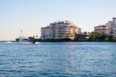 Fisher Adası konut binası ve lüks yat teknesi. Sürat teknesi Fisher Adası, Miami 'den geçiyor. Miami mimarisi, Florida. Fisher Adası 'nda lüks bir yat teknesi. Yaz tatili.