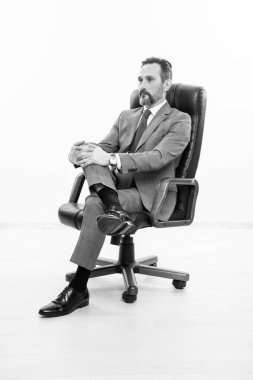 Ofis koltuğundaki iş adamı. Takım elbiseli adam liderliği temsil ediyor. İş liderliği ve başarı. İş adamı lideri ofis koltuğunda oturur. İş başarısı. Profesyonel lider CEO. finansal danışman.