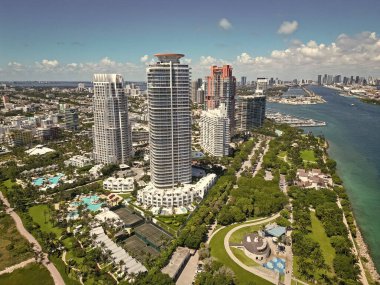 Marina, Miami Beach, Florida USA 'de. Biscayne Körfezi. Lüks şehir manzaralı Miami Marina şehir merkezi. Yaz tatili. Güney sahili havacılık şehri. Şehir manzarası. Miami plajı hava manzarası. Hava fotoğrafçılığı.