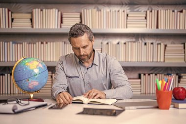 Okula dönüyorum. Okulda coğrafya öğretmeni. Milenyum coğrafya öğretmeni. Sınıfta coğrafya dersi veren adam. Öğretmenler günü. Eğitim programları. Küresel hoca. okul eğitimi.