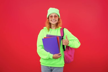 Üniversitedeki kız öğrenci. Okula dönelim. Bilgi toplama günü. Üniversitede eğitim. Pembe üzerine izole edilmiş genç bir kız. 1 Eylül. Bilgi ve eğitim. Okul eğitimi. Öğrenci hayatı. Bilgi ediniliyor.