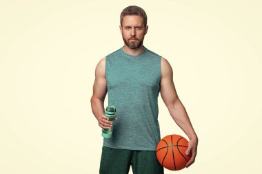 Susamış adam su içiyor. Spor şişeli basketbolcu. Sağlıklı bir yaşam tarzı. Vücutta su dengesi. Sporcu adam su içiyor. Sıvı yeterliliği. Susuz kalma. Susamış sporcu..