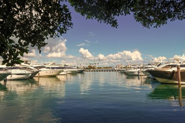 Marina, Miami Beach, Florida USA 'de. Yat teknesi Biscayne Körfezi 'ne yanaştı. Lüks yatı olan Miami Marina şehir merkezinde. Yaz tatili. Lüks yat marinası. Lüks bir tekne. Yat Kulübü.