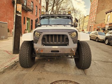 New York City, ABD - 18 Mart 2024: Jeep Wrangler JK lüks spor arabası, ön manzara.