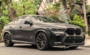 New York City, ABD - 26 Ağustos 2023: BMW X6 SUV yan köşe manzarası.