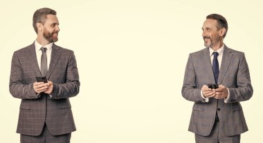 Telefondaki mesajlaşan iş adamları beyazdan izole edilmiş. İş mesajlaşması. İnternet işi. Takım elbiseli iş adamları telefon kullanır. Blogda sohbet eden iki iş adamı. Pankart.
