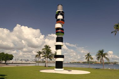 Miami Beach Florida USA 'daki South Pointe Park Pier' deki ünlü anıt. Yaz parkı. South Pointe Parkı. Miami 'nin güney sahilindeki Metro Miami' deki şehir parkı. Güney Sahili Marinası.