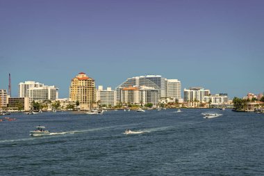 Fort Lauderdale, Florida, ABD - 25 Mart 2023 Yaz tatilinde Fort Lauderdale turist kıyısı manzarası.