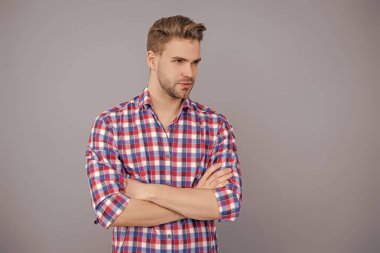 Kafkasyalı milenyum adamı. Gri tişörtlü adam izole edilmiş. Saç stili olan yakışıklı bir genç. Moda erkek modası. Normal erkek stili. Cilt bakımı ve erkeklerin güzellik anlayışı. Cpy boşluk pankartı.