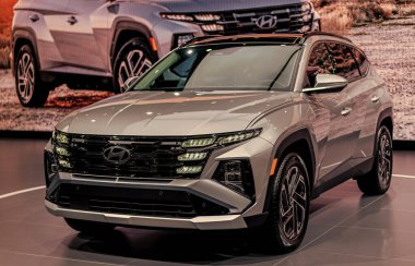 New York City, ABD - 27 Mart 2024: 2025 Hyundai Tucson modern araba New York Uluslararası Otomobil Fuarı, köşe manzara.
