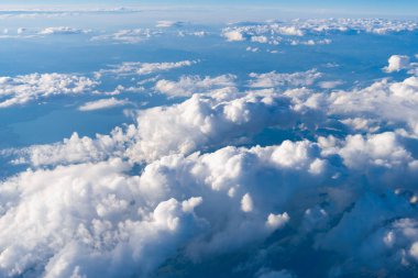 Hava bulutlu gökyüzü manzarası. Uçaktan bulutlu görüntü. Gökyüzü bulutlu. Bulutlu hava manzarası. Bulut ve bulutlu gökyüzü. Bulutlarla kaplı hava bulutlu manzarası. Dramatik bulut.