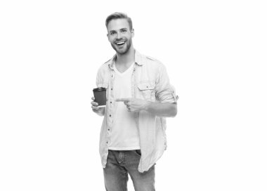 Sıcak bir sabah. Evde kahve molası. Millennial Man 'in beyaz kahve fincanı var. Sabah kahvesi vakti. Yaşam tarzı konsepti. Espresso içiyorum. Çay içen adam. İşaret parmağı.