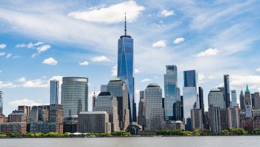 New York, Birleşik Devletler. Manhattan 'ın ortasındaki New York şehrinin silüeti. ABD, New York, New York, Manhattan. Aşağı Manhattan silueti. New Jersey 'den New York. Manhattan şehir merkezi. Amerikan finans merkezi