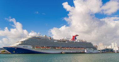Miami, Florida, ABD - 03 Kasım 2024: Karnaval Horizon yolcu gemisi yolculuğu. Yaz tatilinde gemi turu. Karnaval Gemi Hattı. Gemi turu ve deniz seyahati. Gemi Miami sahil limanından ayrılıyor..