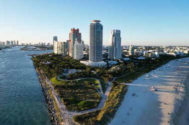 Miami Güney Sahili hava manzarası. Miami marinası, Florida 'daki Skyline hava sahası. Miami 'nin güney sahili. Güney Sahili, ABD 'de liman manzarası. Skyline panorama. Deniz plajı.