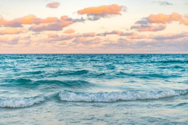 Deniz ufku manzarası. Yaz tatilinde bulutlu gökyüzü ve deniz manzarası. Deniz ufkuyla gökyüzü. Deniz doğarken sakin ufuk manzarası. Deniz manzarasında romantik yaz tatili gündoğumu. Uzak deniz ufku.