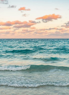 Deniz ufku manzarası. Yaz tatilinde bulutlu gökyüzü ve deniz manzarası. Deniz ufkuyla gökyüzü. Deniz doğarken sakin ufuk manzarası. Deniz manzarasında romantik yaz tatili gündoğumu. Uzak deniz ufku.