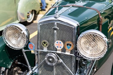 Chicago, Illinois, ABD - 08 Eylül 2024: Wolseley Hornet Roadster iki koltuklu spor üstü açık spor araba, köşe manzaralı. Retro spor araba yeşil renk. Üstü açık Wolseley Hornet Roadster arabası.