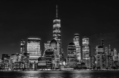 Gece Manhattan ve Hudson nehri. Metropolitan şehri. Metropolis şehir manzarası. New York şehir merkezi. ABD. Geceleri Manhattan silueti. New York şehri. New York 'un gökdelen binası. New York şehir mimarisi.