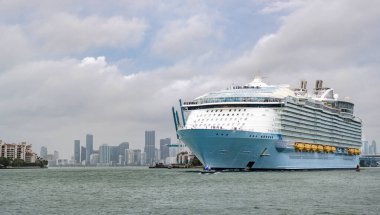 Gemi turu ve deniz seyahati. Lüks yolcu gemisi yolculuğunun havadan görünüşü. Gemi Miami sahil limanından ayrılıyor. Miami turu. Gemi seyahati. Yaz tatilindeki deniz yolculuğunun havadan görünüşü. Gezi eğlencesi.