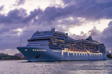 Gemi seyahati. Yaz tatilindeki deniz yolculuğunun havadan görünüşü. Denizlerde gemi turu. Gece vakti ışıltılı lüks yolcu gemisi yolculuğunun havadan görünüşü. Gemi Miami sahil limanından ayrılıyor. Gece hayatını dolaş..