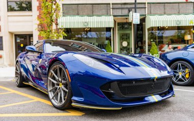 Chicago, Illinois - 29 Eylül 2024 Ferrari 812GTS Yarışma Mavisi. Ferrari 812GTS Yarışmacısı sokağa park etmiş. Köşeden bak. Lüks Ferrari 812GTS Chicago Rekabetçiliği