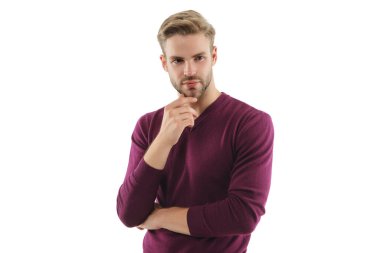 Sıradan bir adam. Adamın şık bir kazağı var. Gündelik kazak giyen genç bir adam. Sıradan bir erkek portresi. Milenyum portresi. Genç adam beyazda izole edilmiş. Şık genç adam portresi. Gençlik zihniyeti.