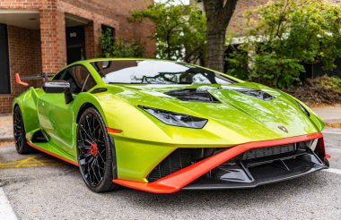 Chicago, Illinois - 29 Eylül 2024: 2021 Lamborghini Huracan STO. Metalik yeşil 2021 Lamborghini Huracan STO sokağa park etmiş. Lamborghini İtalyan lüks arabasıdır..
