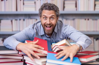 Okul sınavına hazırlan. Mutlu aşırı çalışan bin yıllık öğrenci kitabı okuyor. Kitapçıda ya da okul kütüphanesinde kitap okuyan çok çalışan bir öğrenci. Okulda edebiyat öğretmeni ve kitap. bilgi günü.