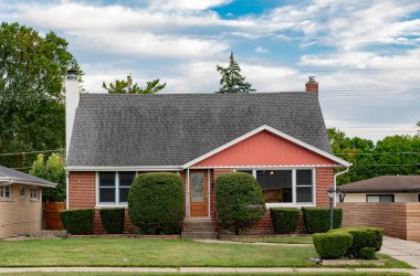 Özel aile mimarisi. Evin dış tarafı. Banliyö bölgesinde özel bir ev. Banliyö ev mimarisi. Banliyöde özel konutları var. Banliyö mahallesi. Sessiz mahalle.