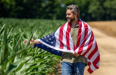 4 Temmuz. Amerikan İşçi Bayramı. Amerikan bayrağı ve çiftçi adam. ABD bayrağı. Bağımsızlık Günü. Sahadaki adam. Ekin tarlasında Amerikan bayrağı taşıyan adam. Amerika 'nın Bağımsızlık Günü. Hasat ve tarım..