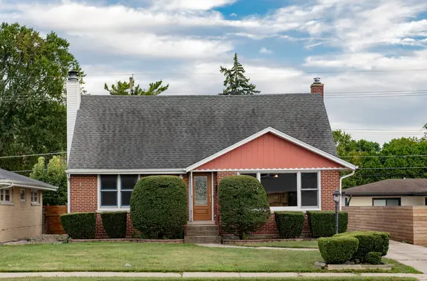 Özel aile mimarisi. Evin dış tarafı. Banliyö bölgesinde özel bir ev. Banliyö ev mimarisi. Banliyöde özel konutları var. Banliyö mahallesi. Sessiz mahalle.