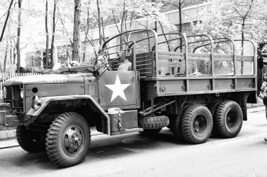 New York, ABD - 11 Kasım 2023: Amerikan Ordusu Askeri Aracı, yan görüş.