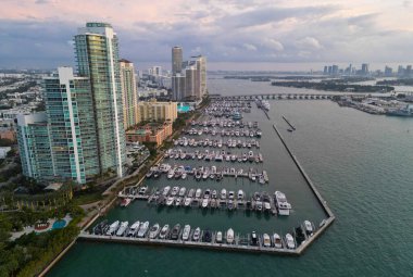 Yaz tatili. Lüks Güney Sahili marinası. Lüks bir yat. Miami güney sahili manzaralı. Yat kulübü. Marina Miami, Florida 'da. Özel rıhtım. Lüks yatı olan Güney Point Miami marinası. Seyahat hedefi.