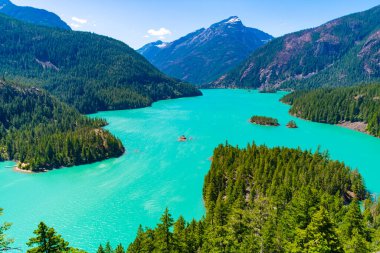 Dağ tepesi ve Diablo gölü manzarası. Doğa manzarası. Kuzey Cascades Ulusal Parkı 'ndaki Diablo Gölü. Diablo Gölü manzaralı. Dağ manzaralı Diablo gölü. Zümrüt su.