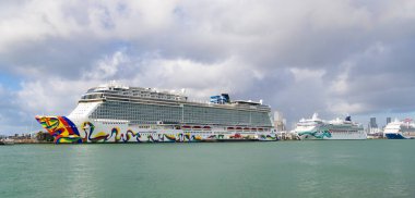 Miami, Florida, ABD - 03 Kasım 2024 Yaz Tatili Seyahati. Norveçli gemi şirketi. Gemi turu ve deniz seyahati. NCLH gemisi. Norveççe Tekrar Yolcu Gemisi Yolculuğu.
