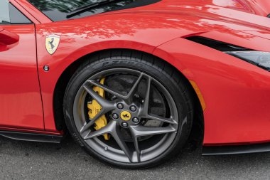 Chicago, Illinois - 29 Eylül 2024: Ferrari F8 Spider veya Haraç kırmızısı. Ferrari F8 Spider ya da Haraççı sokağa park etmiş. Köşeden bak. Lüks Ferrari F8 Örümcek ya da Chicago 'daki haraç